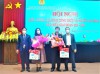 Đồng chí Nguyễn Quang Úy - UVBTV CĐVC tỉnh, Chủ tịch CĐCS Cục Thuế tỉnh trao giấy khen của CĐVC tỉnh cho 02 gia đình tiêu biểu