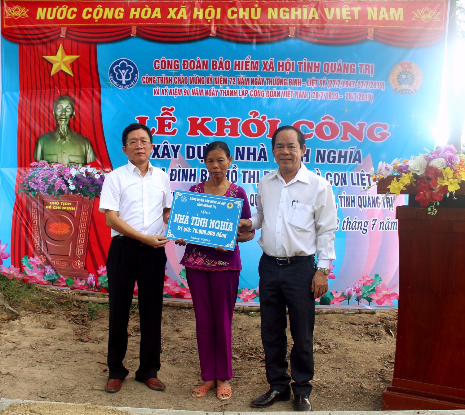 - Trao biểu trưng tặng nhà tình nghĩa cho gia đình bà Hồ Thị Phước: Ảnh – NĐ