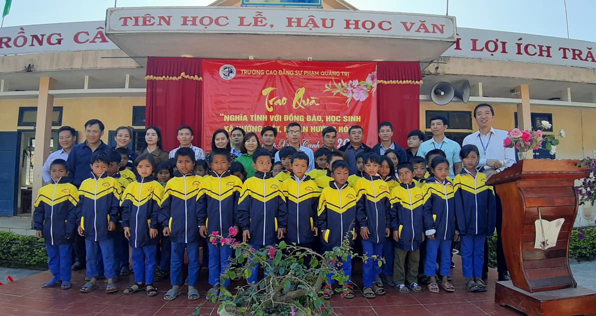 CĐCS Trường Cao đẳng Sư phạm Quảng Trị trao quà Tết NĐ Canh Tý- 2020
