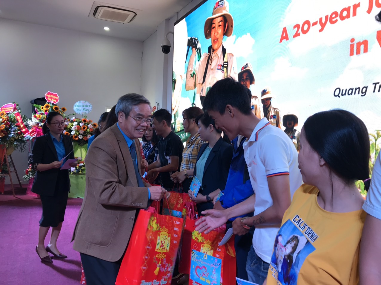 Đ/c Nguyễn Xuân Trà-Chủ tịch CĐVC tỉnh trao quà cho các đoàn viên khó khăn