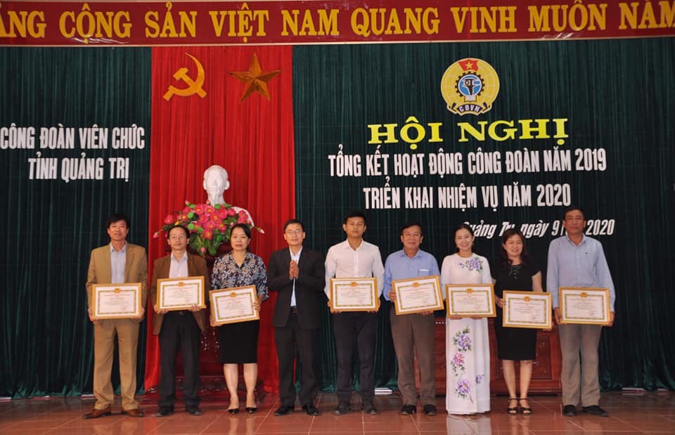 Đ/c Nguyễn Xuân Minh - Phó Bí thư Đảng ủy Khối CQ và Dn tỉnh trao giấy khen cho các tập thể và cá nhân