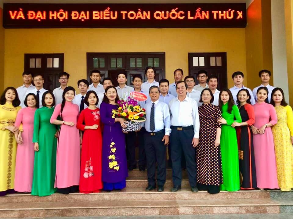 Nữ CBCCVCLĐ thuộc CĐVC tỉnh Quảng Trị hưởng ứng sự kiện “Áo dài - Di sản văn hóa Việt Nam” và “Tuần lễ Áo dài Việt Nam”