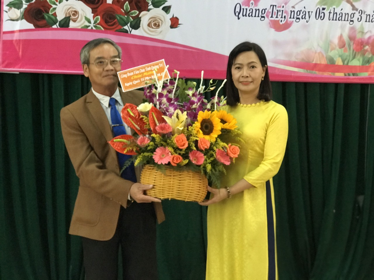 Đ/c Nguyễn Xuân Trà-Chủ tịch CĐVC tỉnh tặng hoa chúc mừng