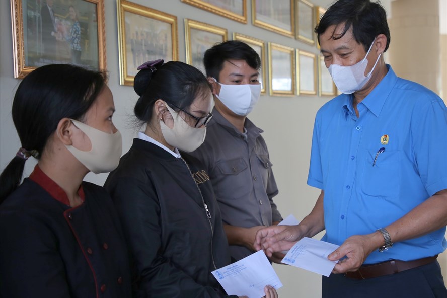 Phó chủ tịch Thường trực LĐLĐ tỉnh Nguyễn Đăng Bảo đến tận doanh nghiệp để trao tiền hỗ trợ cho người lao động có hoàn cảnh khó khăn bị ảnh hưởng bởi dịch COVID-19.