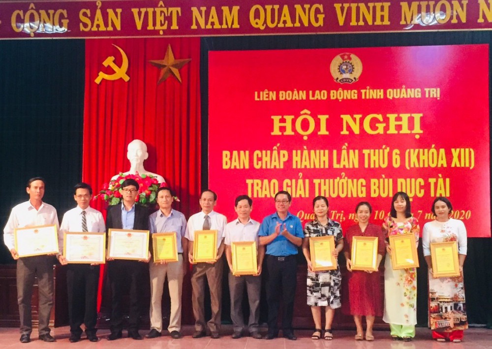 Thừa uỷ quyền của Chủ tịch UBND tỉnh, Chủ tịch LĐLĐ tỉnh Nguyễn Thế Lập trao giải thưởng Bùi Dục Tài cho CNVCLĐ tiêu biểu