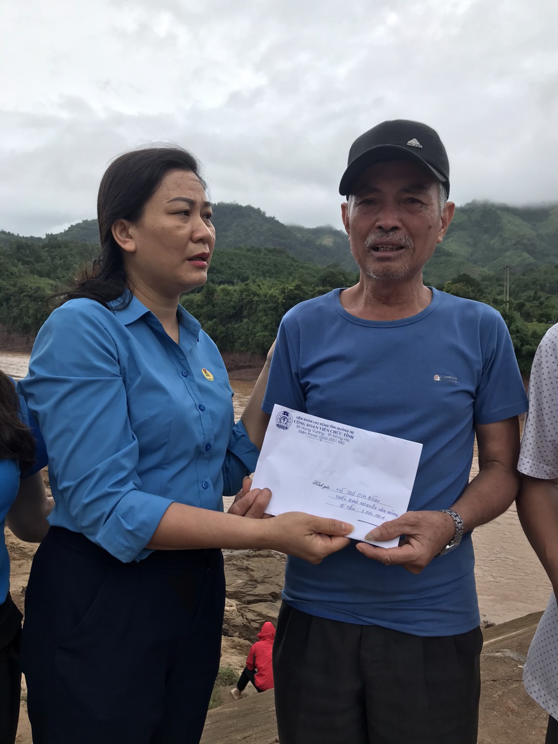 Đồng chí Nguyễn Thị Hoài Lê- Chủ tịch CĐVC tỉnh trao số tiền thăm hỏi cho gia đình thầy giáo Nguyễn Văn Hoàng