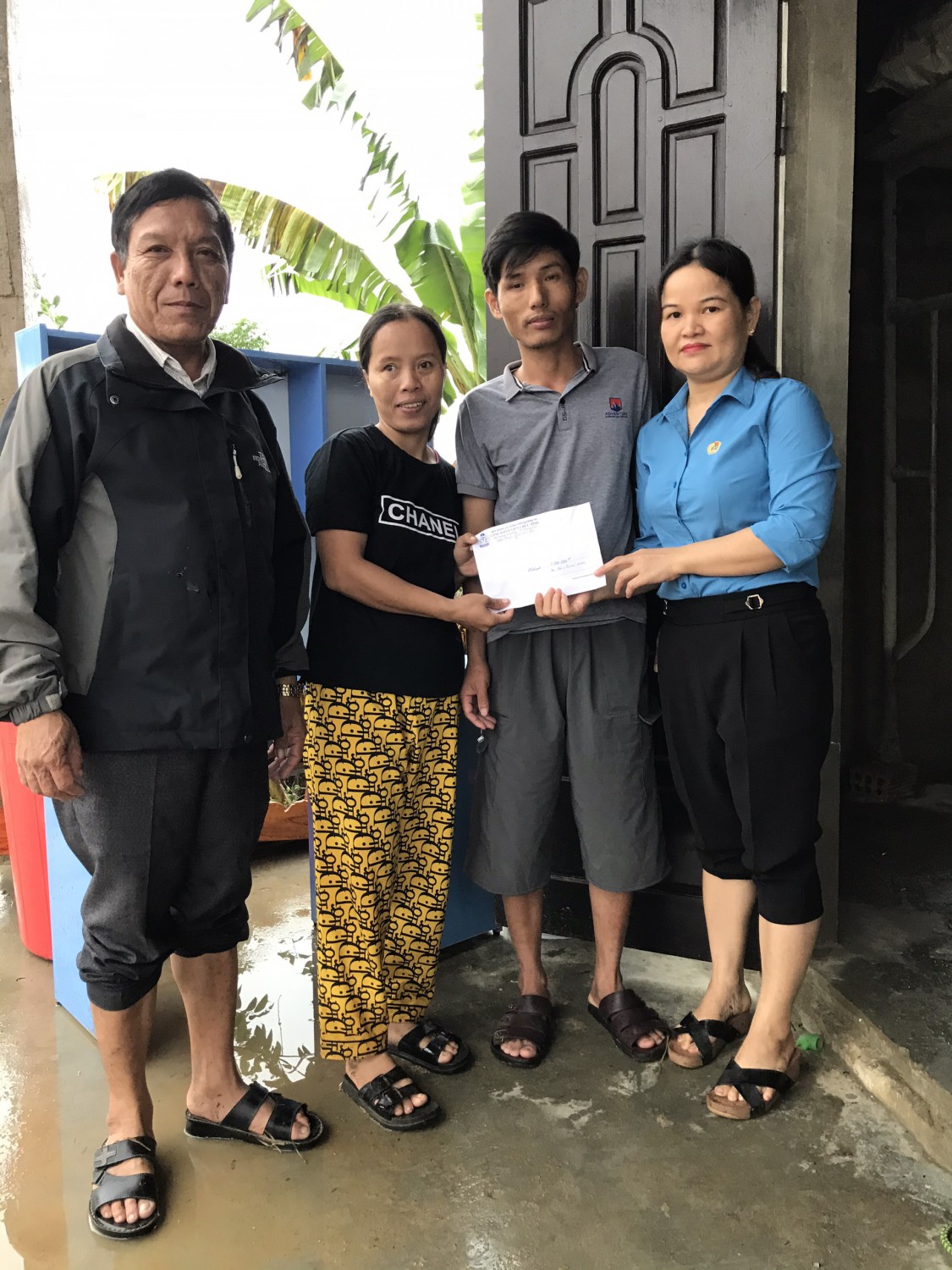 Thường trực CĐVC tỉnh thăm hỏi gia đình đoàn viên Đoàn Thị Hòa-Dự án MAG  ở Thanh An-Cam Lộ