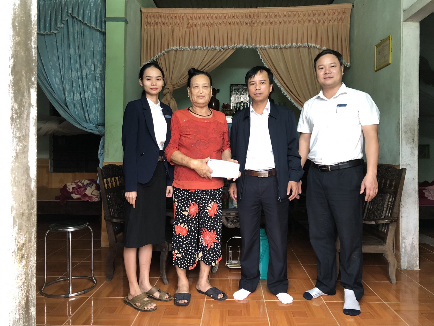 Trao quà hỗ trợ đoàn viên Công đoàn cơ sở thành viên BHXH huyện Vĩnh Linh: Ảnh - P.A.Đ