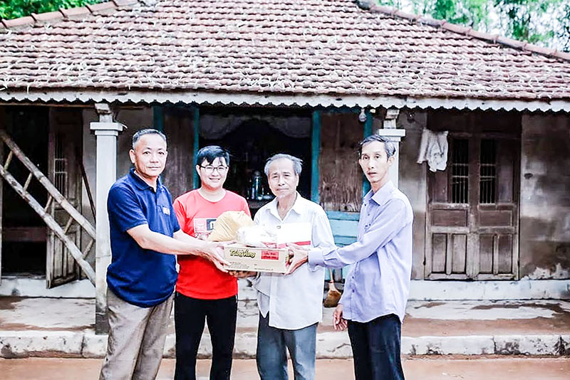 Anh Phương (bên phải ngoài cùng) tặng quà của CĐCSTV Dự án MAG Quảng Trị cho người dân bị ảnh hưởng lũ lụt - Ảnh: NVCC