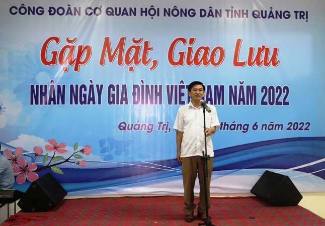Đồng chí Trần Văn Bến - TUV, Chủ tịch Hội Nông dân tỉnh, Thủ trưởng cơ quan phát biểu tại buổi gặp mặt