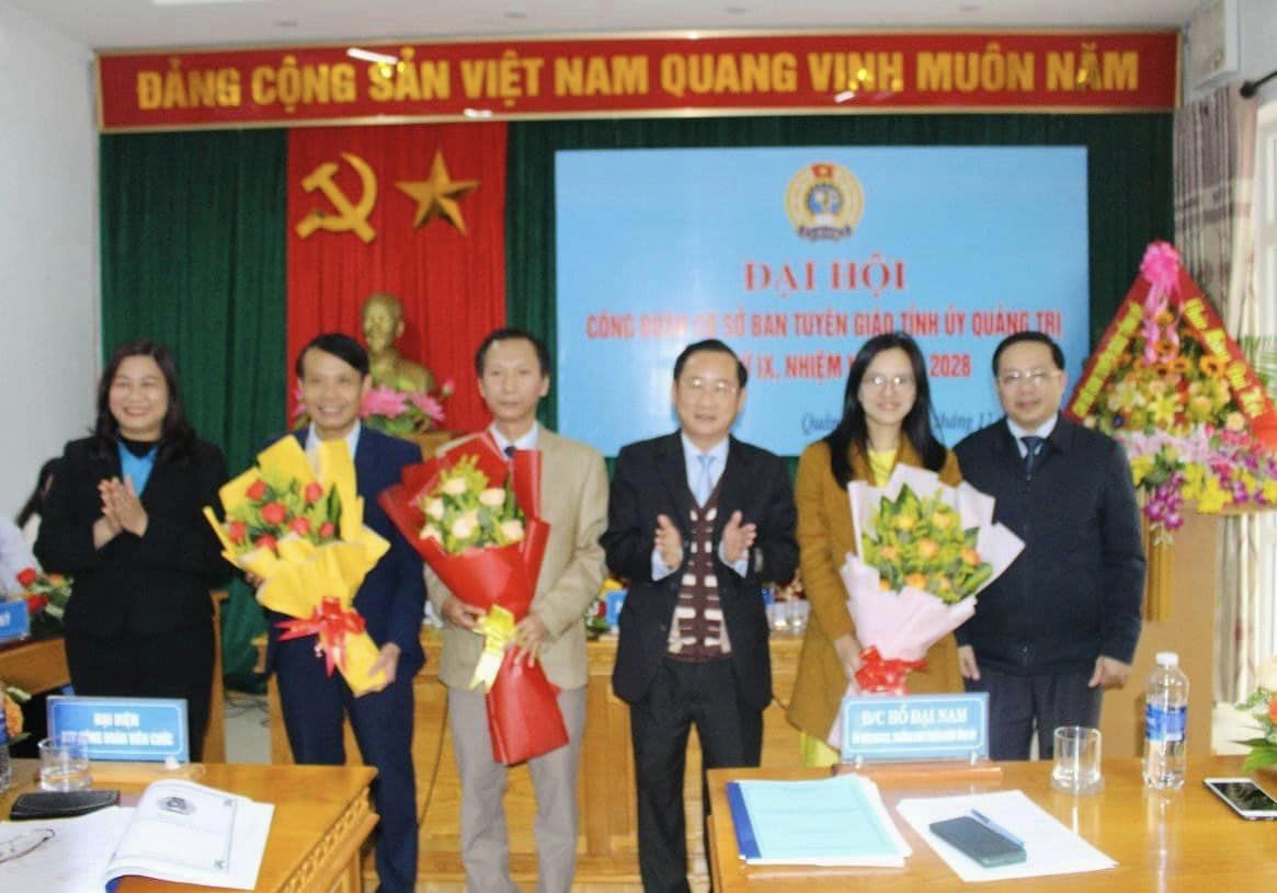 Trưởng Ban Tuyên giáo Tỉnh ủy Hồ Đại Nam tặng hoa chúc mừng Ban Chấp hành Công đoàn cơ sở Ban Tuyên giáo Tỉnh ủy khóa IX, nhiệm kỳ 2023-2028 - Ảnh:Hà Trang