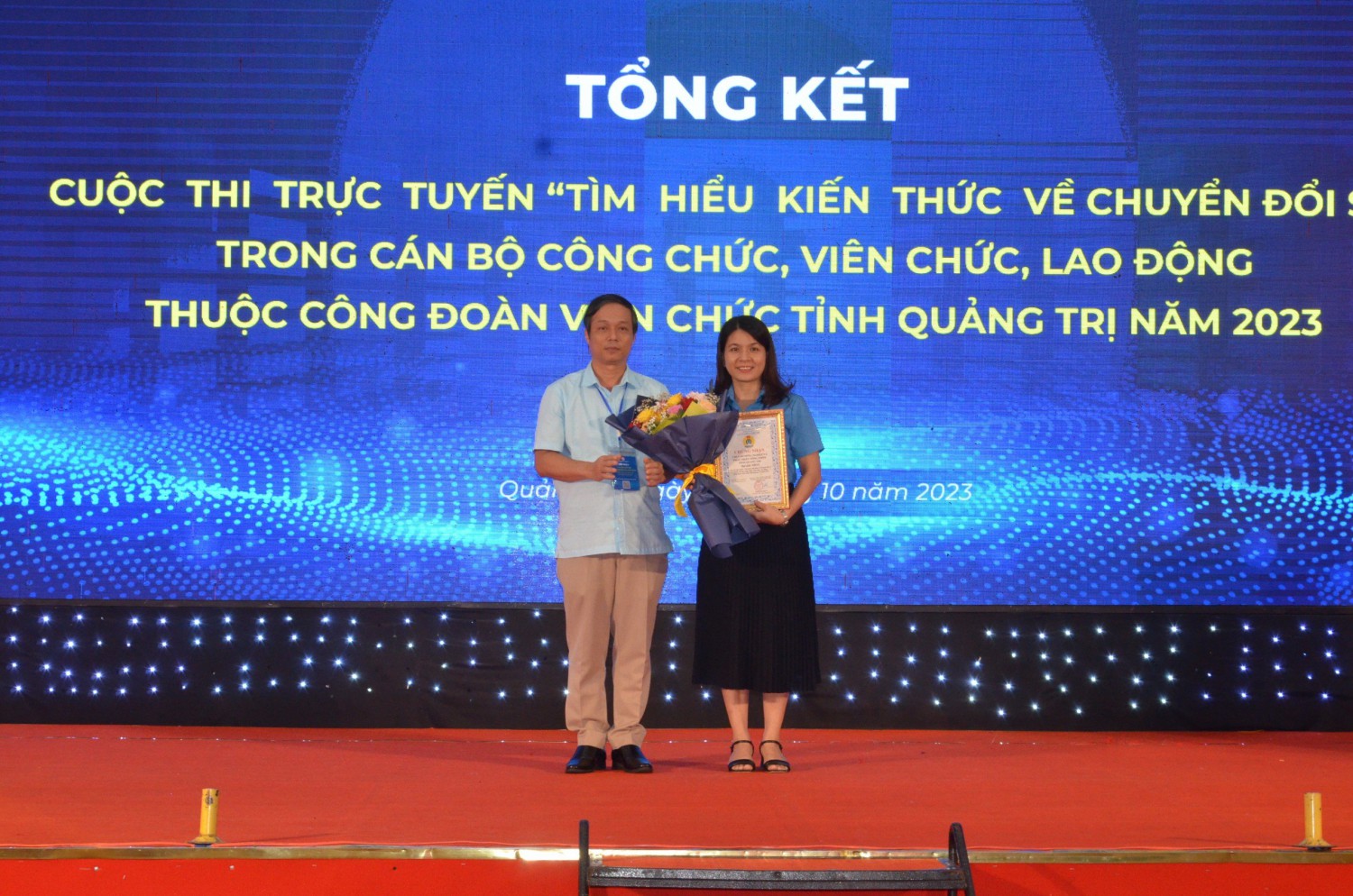 ANH NGUYỄN TR HUY TRAO GIẢI