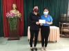 Phó Chủ tịch CĐVC tỉnh Võ Thị Thương trao quà cho đoàn viên nữ tại CĐ Trung tâm quản lý bến xe khách