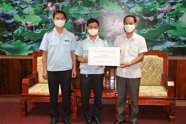 BTV CĐCS Cục Hải quan tỉnh Quảng Trị trao số tiền ủng hộ do CBCCNLĐ đóng góp một ngày lương