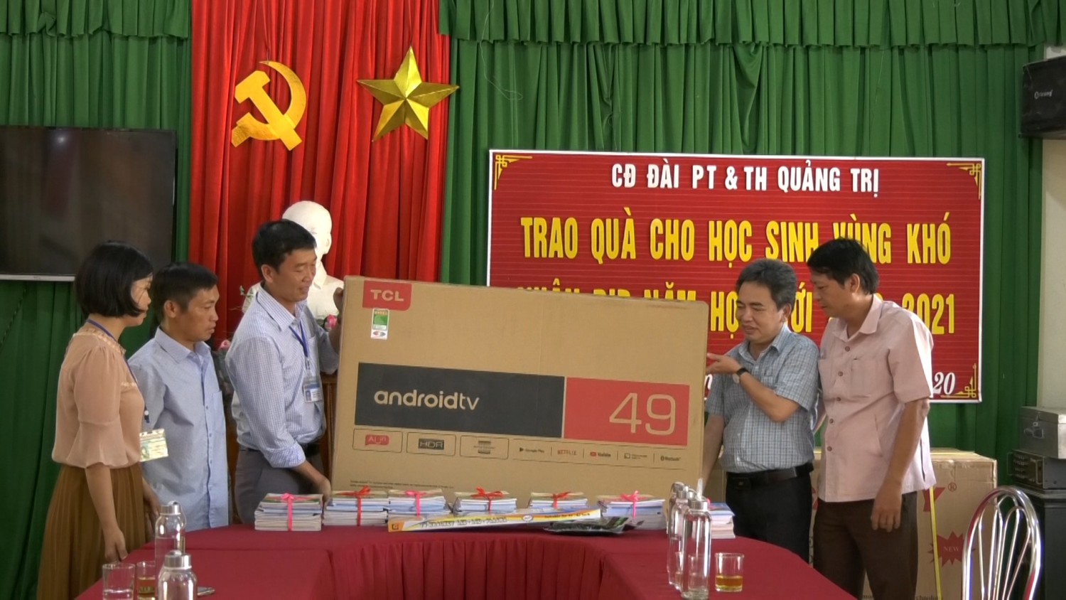 Các phần quà được trao cho nhà trường và học sinh thuộc xã Hướng Việt, Hướng Hóa