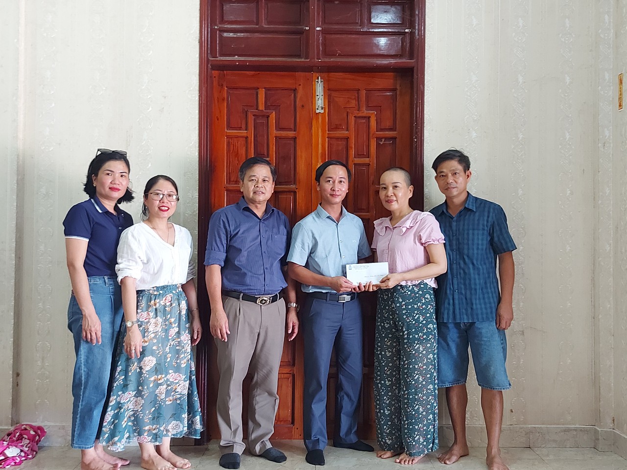 Ban giám hiệu cùng công đoàn nhà trường trao số tiền quyên góp đợt 1 cho chị  Nguyễn Thị Thơm