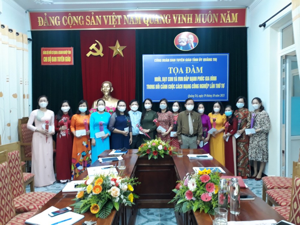 Lãnh đạo và Công đoàn Ban Tuyên giáo Tỉnh ủy tặng quà 20.10 cho nữ đoàn viên của Ban