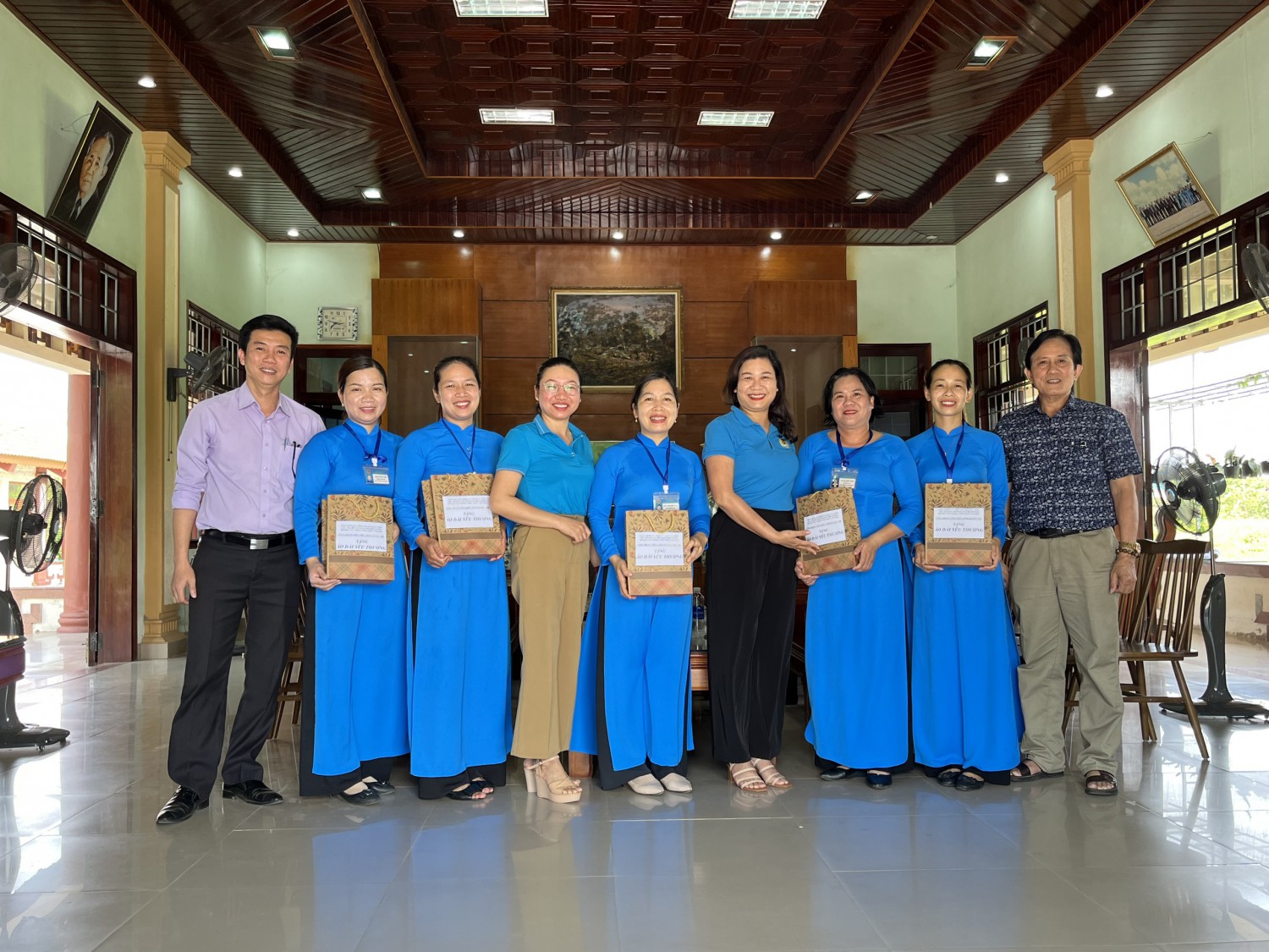 Đoàn công tác trao quà cho nữ đoàn viên, NLĐ tại BQL Di tích Thành cổ Quảng Trị