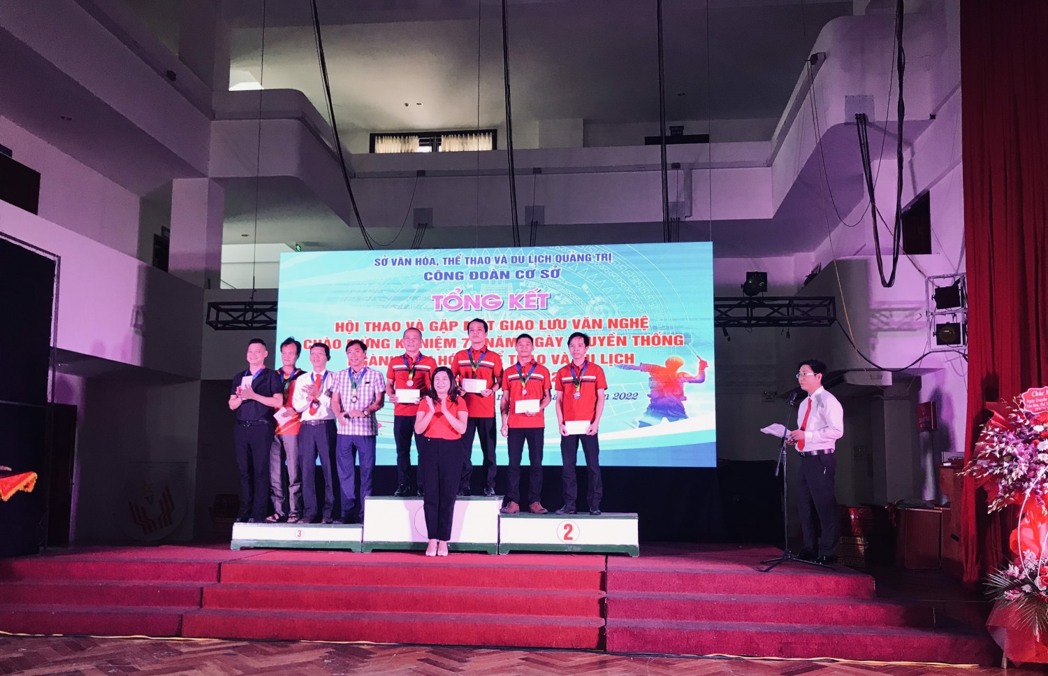 Đồng chí Nguyễn Thị Hoài Lê - PCT LĐLĐ tỉnh, Chủ tịch CĐ VC tỉnh trao huy chương cho VĐV đạt giải bộ môn Cầu lông